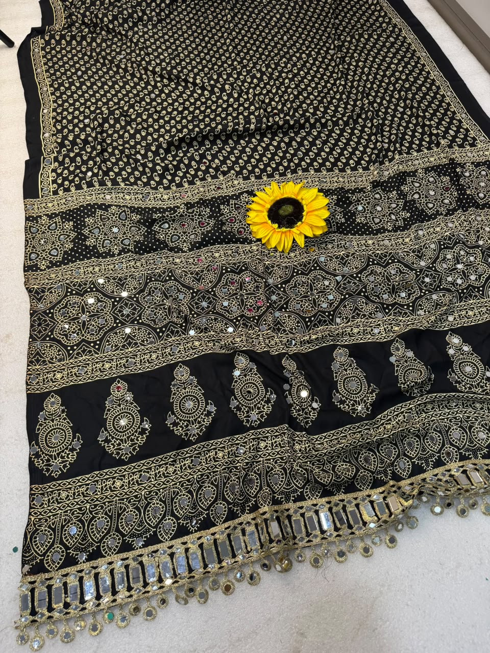 AJRAKH pure Gajji bandhej Supar mirar wark saree mirar less bodar
pure Gajji Soft Silk saree
