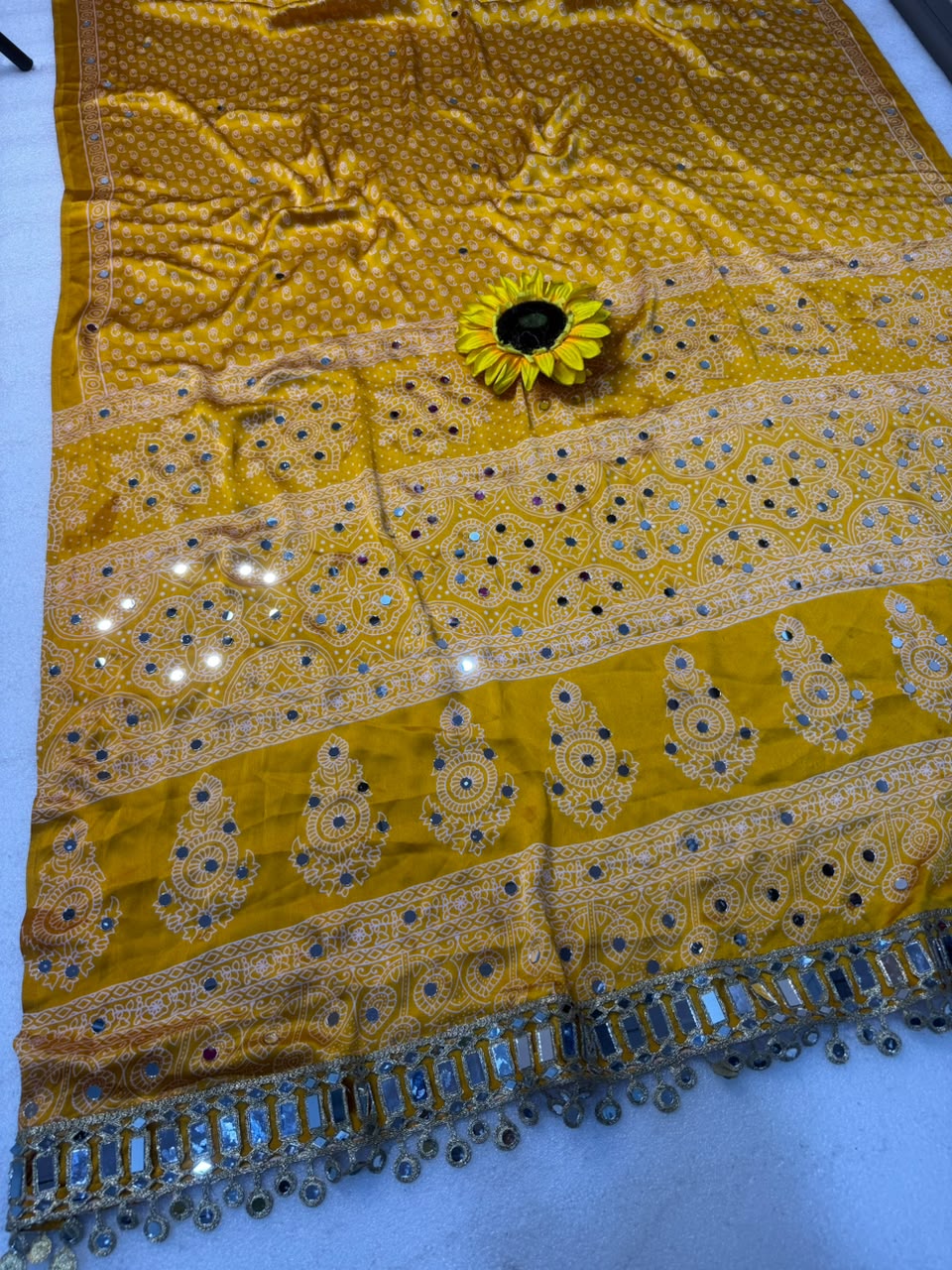 AJRAKH pure Gajji bandhej Supar mirar wark saree mirar less bodar 
pure Gajji Soft Silk saree